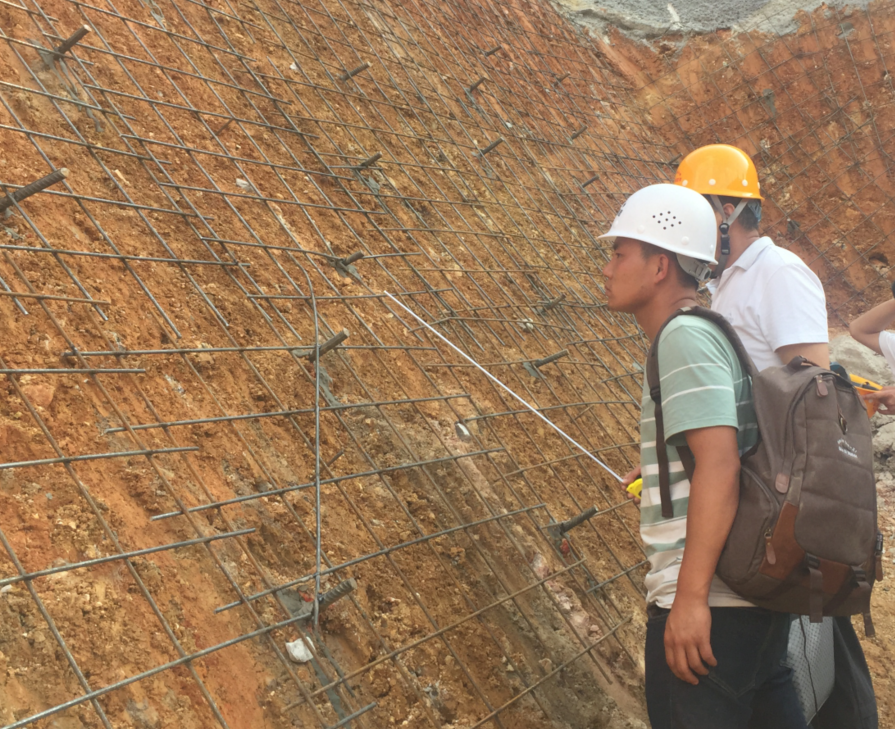 j8驻地办办专监及t23合同段质检工程师对高坡隧道进口边仰坡锚杆,钢筋