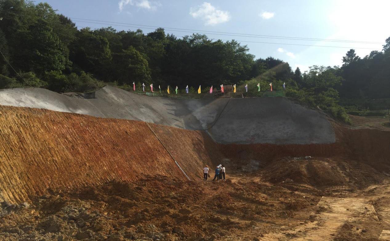 高坡隧道进口边仰坡锚杆,钢筋网进行检查,确保喷砼质量