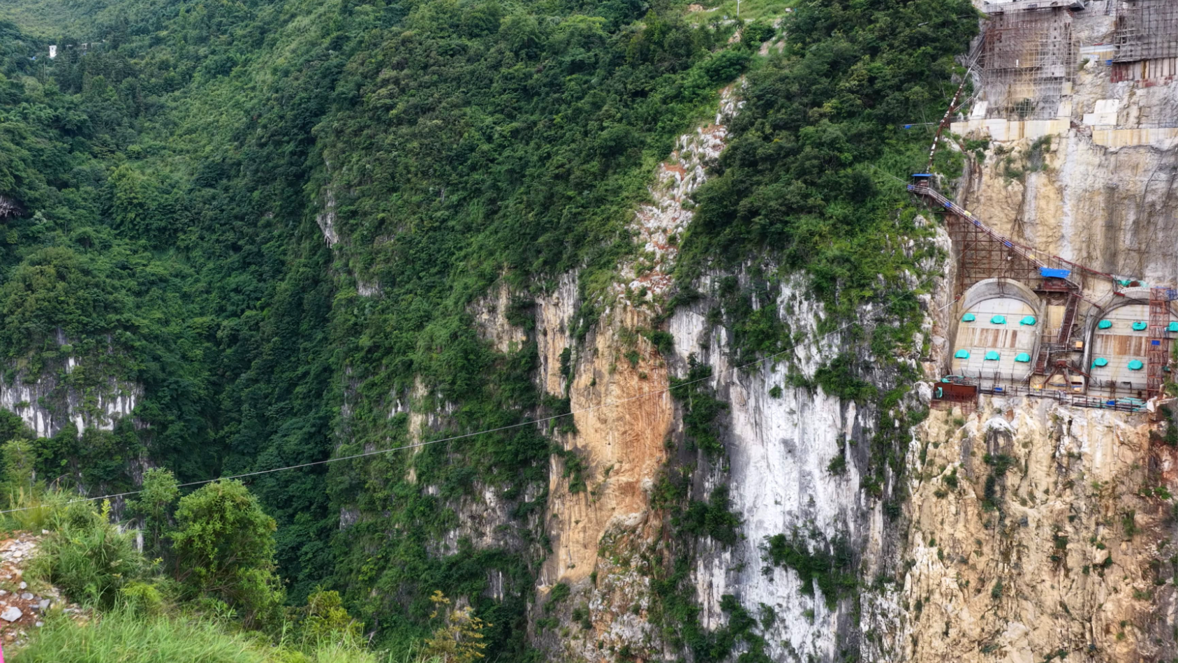 贵州桥梁界又整活了！无人机为贵州首座双联钢管拱桥“牵红线”