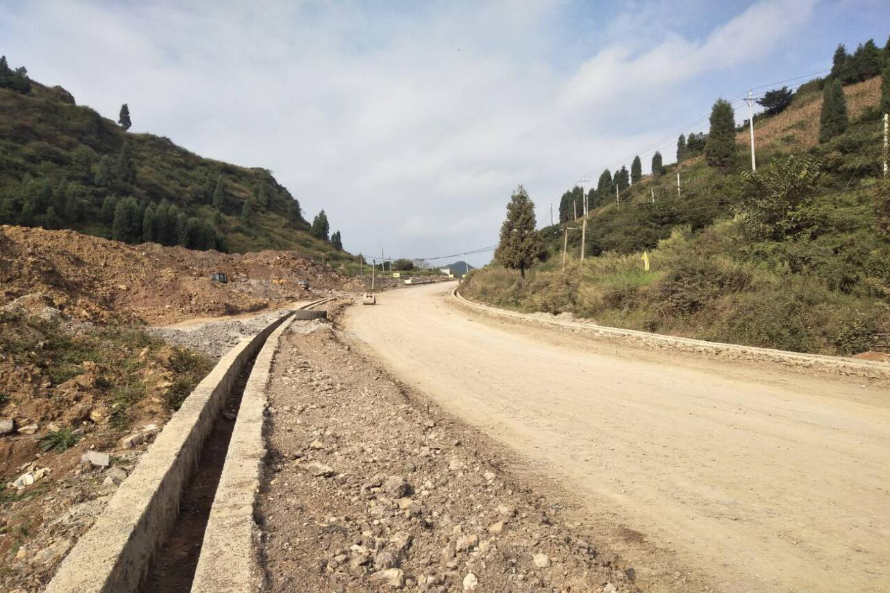 透水性较大或裂隙较多的岩石路段,其沟底纵坡较大的土质边沟及边沟的