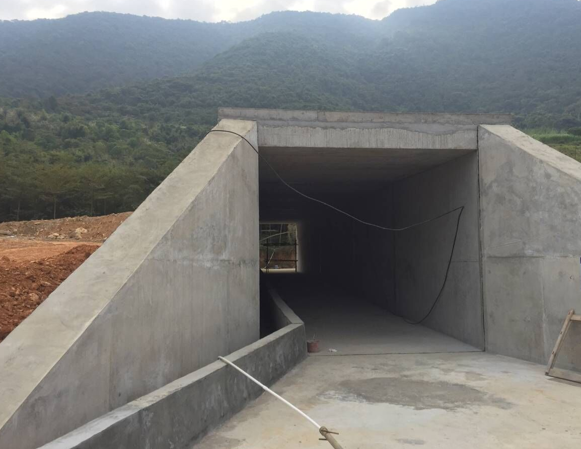 结合地形,地质条件及筑路材料等情况,本涵洞采用暗盖板涵,涵洞基底