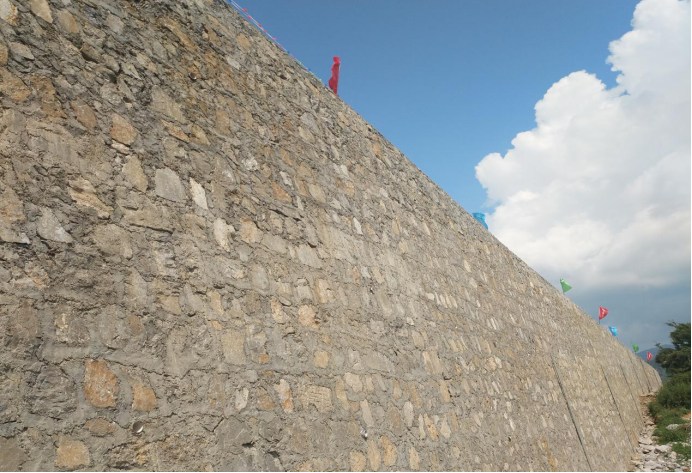 图为衡重式挡土墙