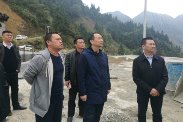 李程深入加勉乡检查公路集团扶贫项目