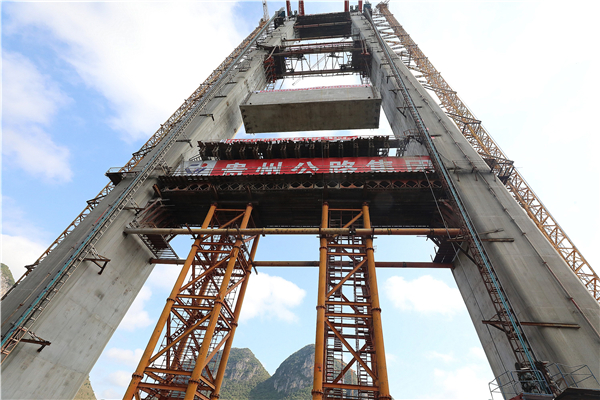 中横梁预制吊装 引记者竞相"折腰"